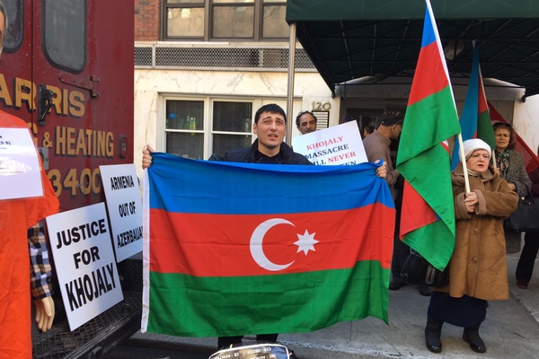 Amerikadakı azərbaycanlılar Ermənistan səfirliyinə qara çələng apardılar -VİDEO, FOTOLAR