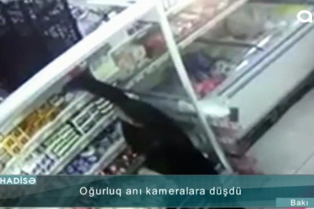 Mağazadan oğurluq anbaan kameralara düşdü - VİDEO
