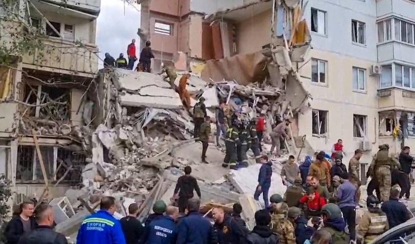 Rusiyada yaşayış binası raketlə vurulub, 12 nəfər ölüb