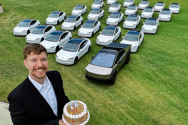 Американский блогер бесплатно раздаст 26 электромобилей Tesla - ФОТО,ВИДЕО