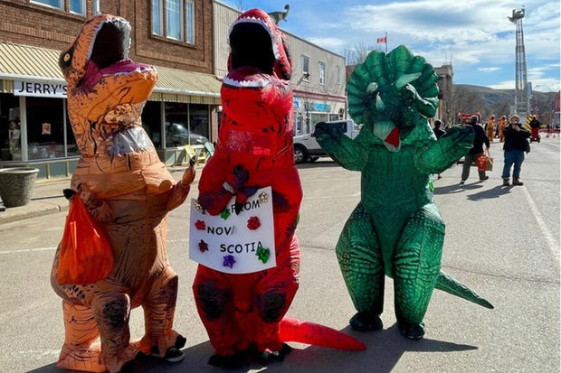 В Канаде решили установить рекорд самой массовой вечеринки в костюмах динозавров - ФОТО