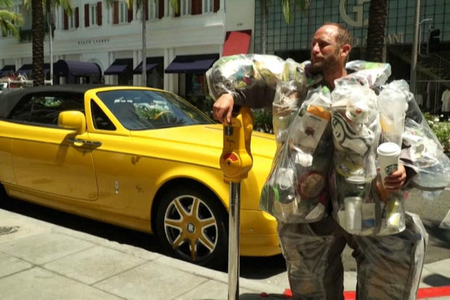 Американский активист в течение месяца носил костюм из мусора - ВИДЕО