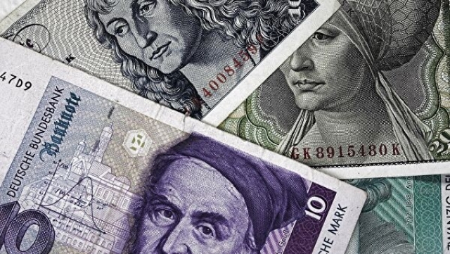 Немцы массово меняют старые марки на евро