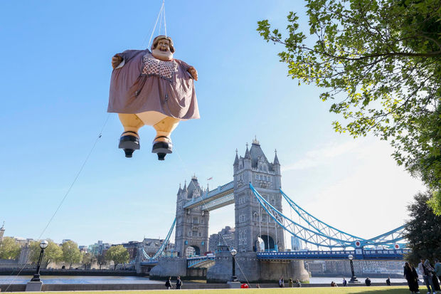 Над Лондоном пролетела гигантская тетушка Мардж из 