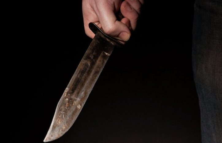 В Гяндже мужчина напал с ножом на свою жену и ее отца