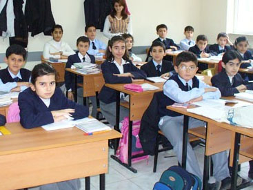 В Азербайджане ученикам будут выдавать «желтые», «оранжевые» и «красные» карточки за поведение