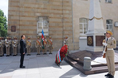 Prezident Azərbaycan Xalq Cümhuriyyətinin şərəfinə ucaldılmış abidəni ziyarət edib