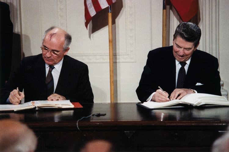 Reagan_and_Gorbachev_signing.jpg (50 KB)