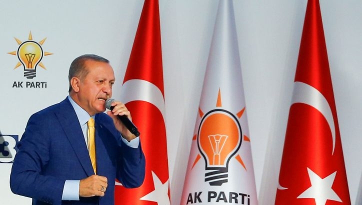 Партия Эрдогана получает большинство мест в парламенте