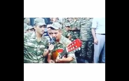Azərbaycan əsgərinin gitara ilə möhtəşəm ifası-VİDEO