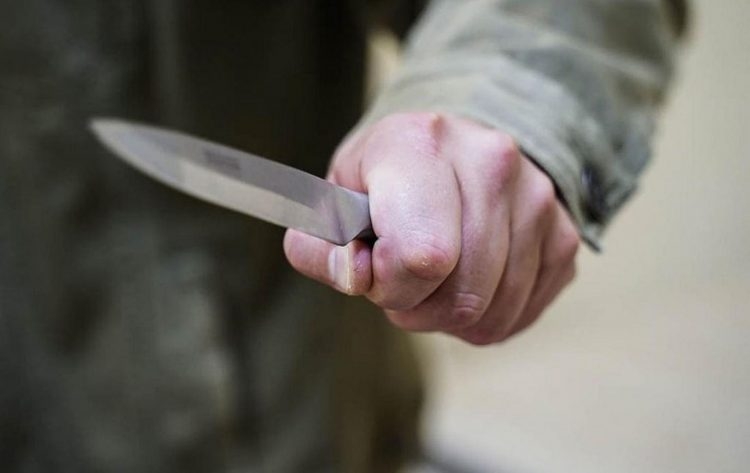 В Тертерском районе школьник ударил ножом любовника матери