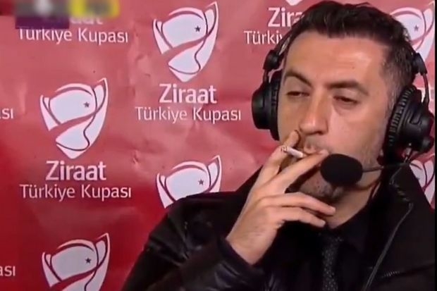 В Турции спортивный репортер закурил в прямом эфире - ФОТО,ВИДЕО