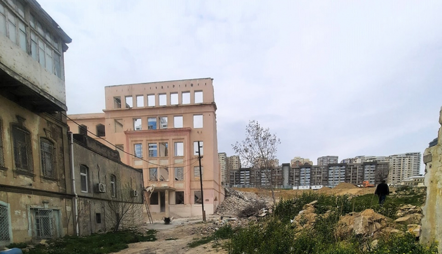 Остановлен снос Бакинской Европейской школы из-за нахождения колодцев и тоннелей - ФОТО