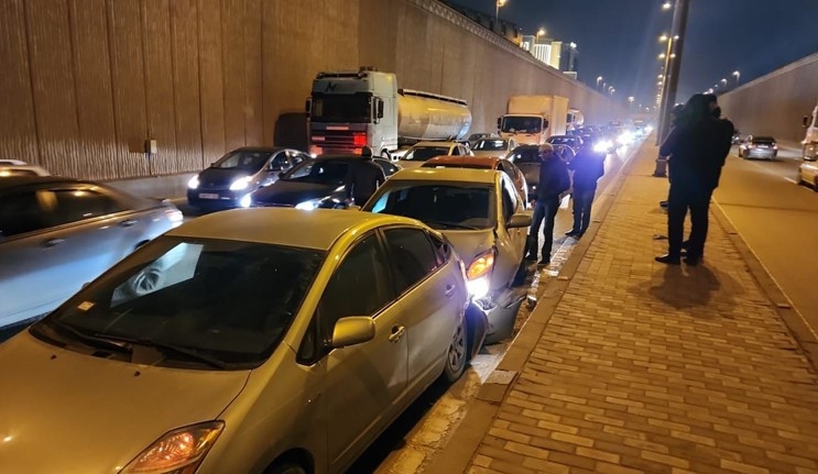 В Баку столкнулись три Toyota Prius, водители которых таксисты