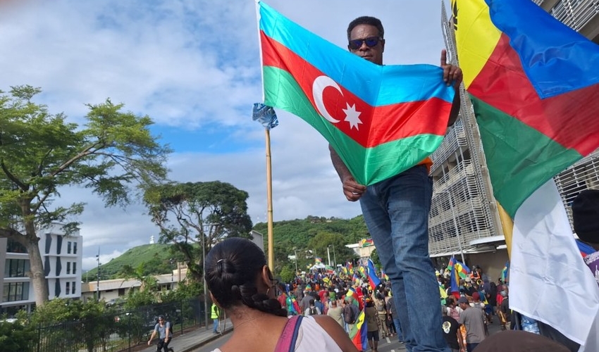 В Новой Каледонии на акции протеста против французского неоколониализма поднят флаг Азербайджана - ФОТО