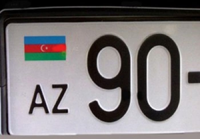 В Баку задержанный за наркотики мужчина оказался похитителем автомобильных номеров