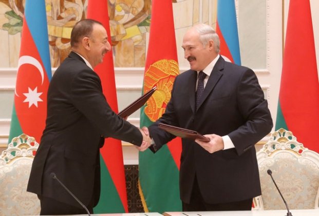 Jurnalistlərə kartof hədiyyə edən prezident - Lukaşenkonun ən böyük sirri