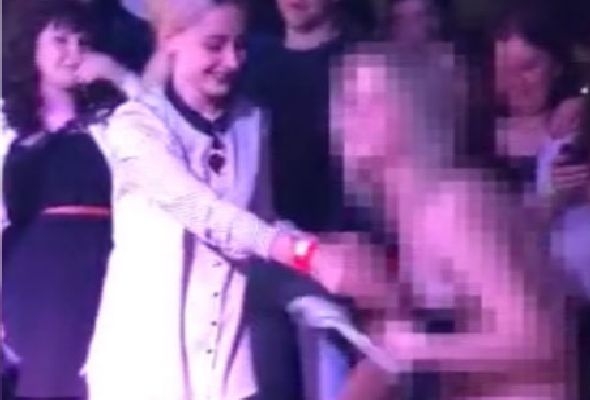 Порно стриптизеры раздели девушку на сцене в клубе