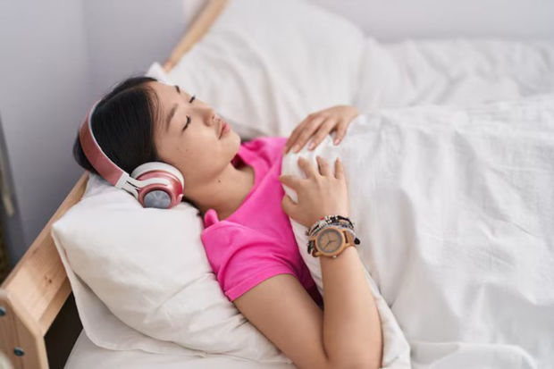 Китаянка потеряла слух из-за привычки засыпать под музыку