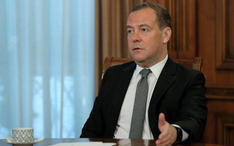 Medvedev NATO-nu HƏDƏLƏDİ: Əsgərlərini əsir almayacağıq, öldürəcəyik! - VİDEO