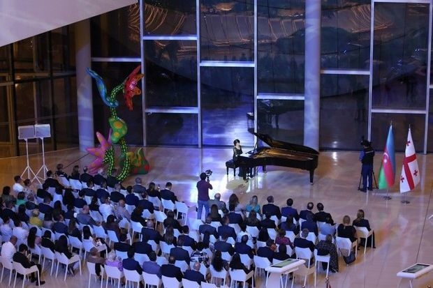 Известная пианистка Элисо Болквадзе выступила в Центре Гейдара Алиева - ФОТО