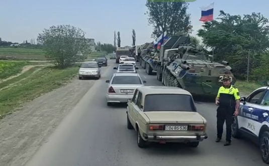 Росмиротворцы покидают Азербайджан в сопровождении дорожной полиции - ВИДЕО