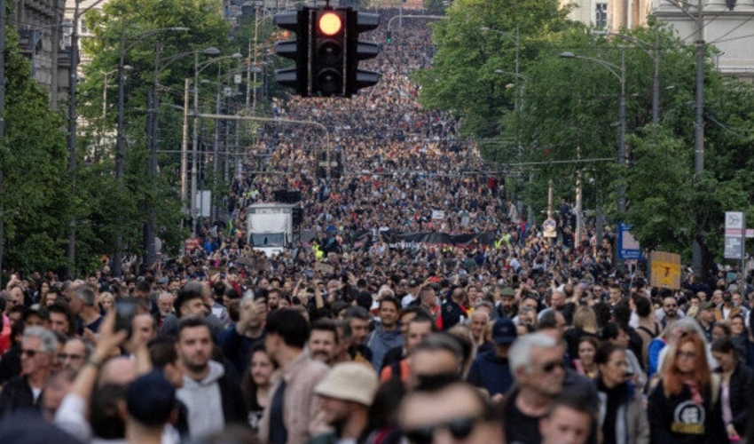 Serbiyada etirazçılar Belqradda nəqliyyatın hərəkətini əngəlləməyə başlayıb