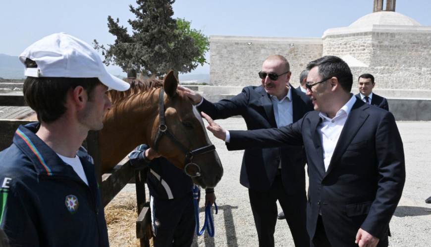 Ильхам Алиев подарил Садыру Жапарову карабахского скакуна