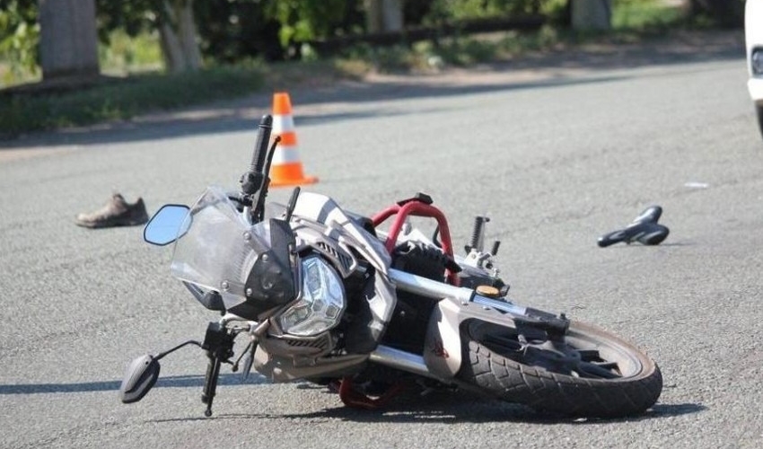 Biləsuvarda motosiklet ağaca çırpılıb, sürücü ölüb 