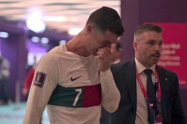 Ronaldo ağlayaraq meydanı tərk etdi - VİDEO
