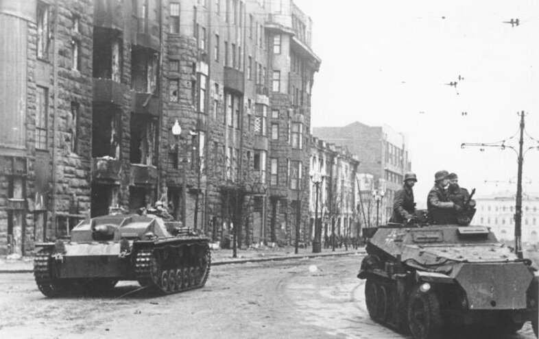 Bundesarchiv_Bild_183-B13132,_Charkow,_Sturmgeschütz_und_Schützenpanzer.jpg (116 KB)