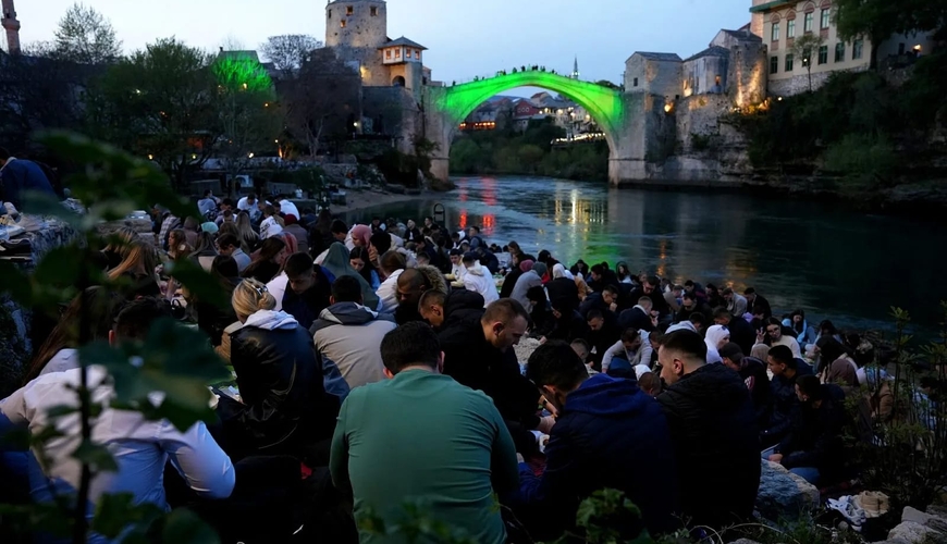 Tarixi Mostar körpüsü yaxınlığında 1300 nəfərlik iftar süfrəsi