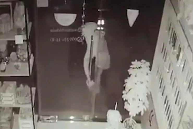 Bakıda telefon oğrusu kameralara düşdü - VİDEO