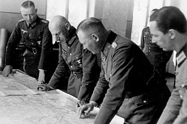 440px-Bundesarchiv_Bild_101I-212-0214-08A,_Russland-Nord,_v._Leeb_u.a._beim_Kartenstudium.jpg (81 KB)