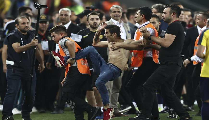 Türkiyə Super Liqasında azarkeş meydanda futbolçuya təpik vurub - FOTO