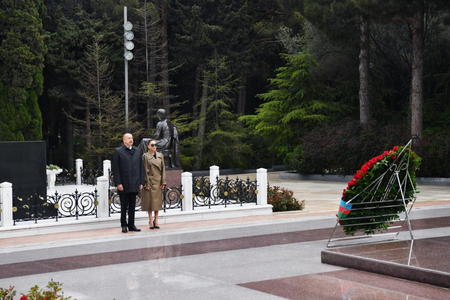 Prezident İlham Əliyev Ulu Öndər Heydər Əliyevin məzarını ziyarət edib