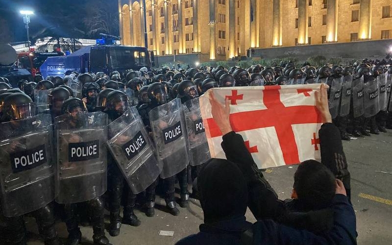 Tiflisdə xüsusi təyinatlılar etirazçıları uzaqlaşdırmağa başlayıb