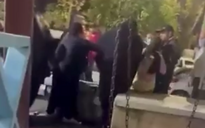 İranda hicab taxmayan qızı küçədə sürüdülər - ANBAAN VİDEO