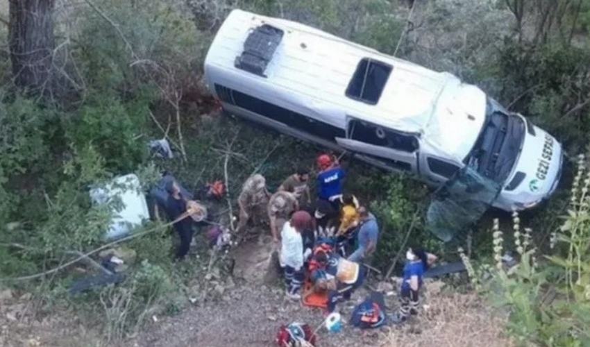 Türkiyədə turistləri daşıyan mikroavtobus uçuruma düşüb, 18 nəfər yaralanıb
