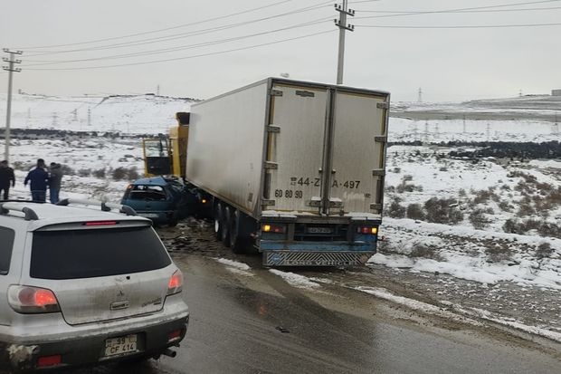 Bakıda minik avtomobili TIR-a çırpıldı - FOTO