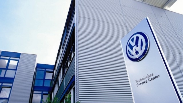 “Volkswagen” iki elektromobilin istehsalını DAYANDIRIR
