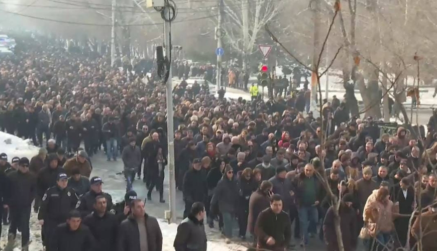 Paşinyan dedi, xalq küçələrə axışdı: Katolikosun istefası tələb olunur