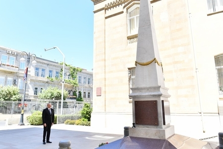 Президент Ильхам Алиев возложил цветы к памятнику в честь АДР в Баку
