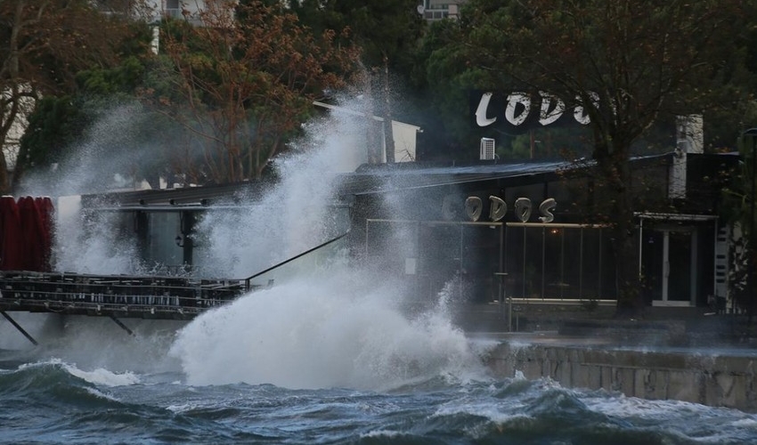 Çanaqqala boğazı hər iki istiqamətdə bağlandı