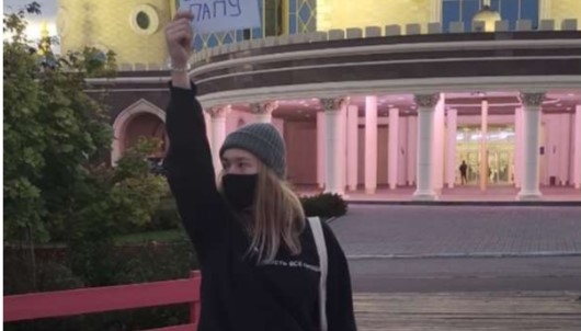 Rusiyada aktivist qız "atamı sevirəm" plakatına görə cərimə edildi - FOTO