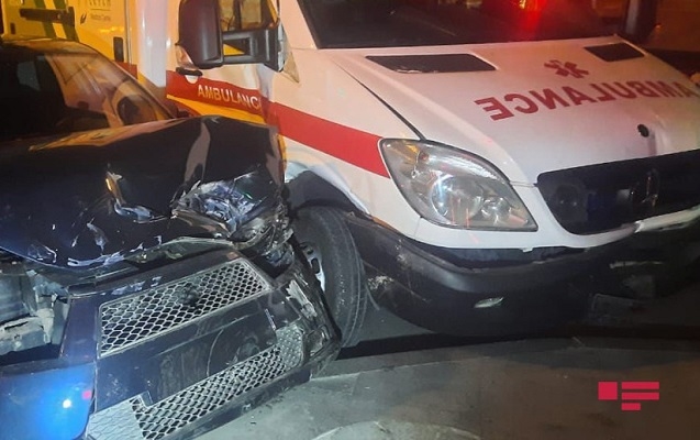 Bakıda ambulans qəzaya düşdü - Fotolar