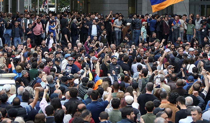 Ermənistandakı etirazçılar “val”ı dəyişdi - Vardanyana dəstək aksiyası başladı