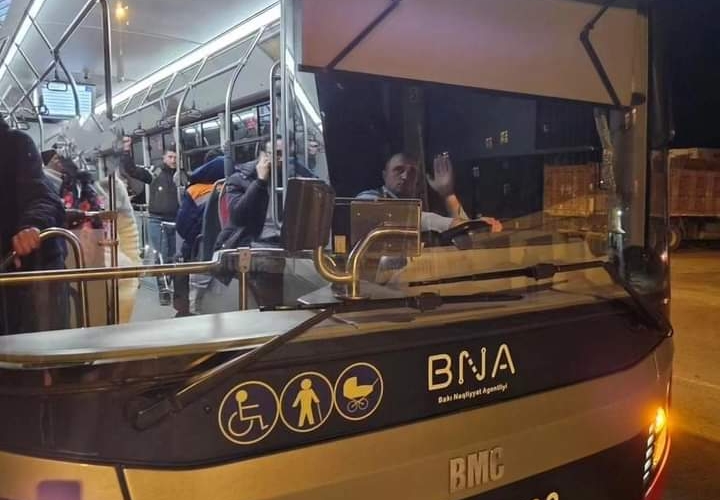 Avtobus sürücüsü təhlükəli şərait yaratdı, sərnişinlərə kobudluq etdi