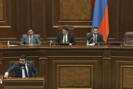 Ermənistan parlamentində ŞOK - Deputat separatçıların “bayrağını