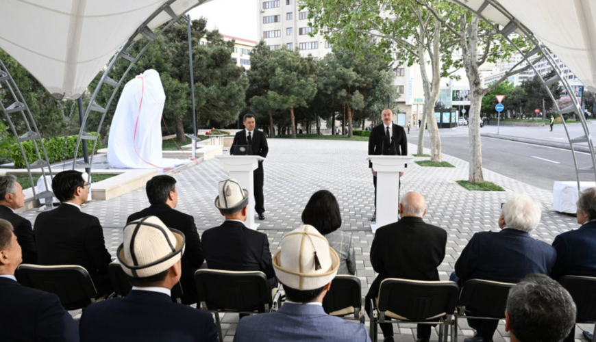 Алиев и Жапаров на открытии памятника Айтматову в Баку - ФОТО